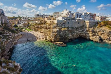 Polignano a Mare, İtalya. Adriyatik Denizi, Puglia 'daki Cala Paura plajı.