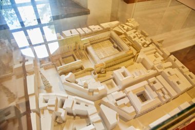 Napoli, İtalya - 25 Ekim 2019: Napoli, İtalya 'daki Aziz Claire Anıtsal Kompleksi' nin freskleri tarafından dekore edilen manastır salonu.