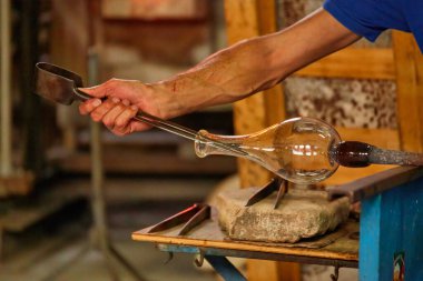 Murano fırın fabrikasında çalışırken cam ustası Venedik İtalya ayrıntıları kapat