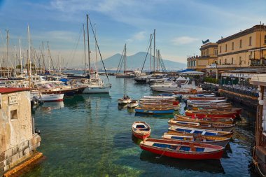 Napoli, İtalya - 24 Ekim 2019 Via Nazario Sauro, Campania, İtalya 'nın rıhtımındaki tekneler