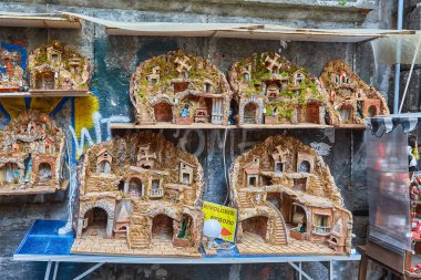 Napoli, İtalya - 25 Ekim 2019 San Gregorio Armeno 'da Napoli' nin ünlü küçük bir caddesi olan Napoli İsa 'nın doğumu sahnesi