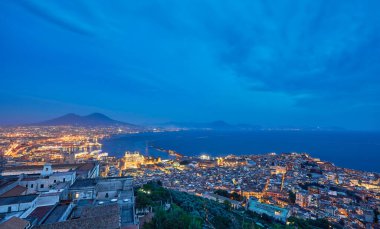 Napoli, İtalya. Napoli Körfezi 'nin üzerinde gün batımının güzel ışıkları ön planda marina ve arka planda Vezüv Dağı var..