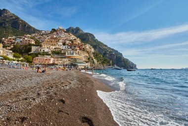 Positano 'nun panoramik manzarası. İtalya' nın Campania kentindeki Amalfi Sahili 'nde rahat bir plaj ve mavi deniz manzarası. Amalfi kıyıları Avrupa 'da popüler seyahat ve tatil beldesidir..