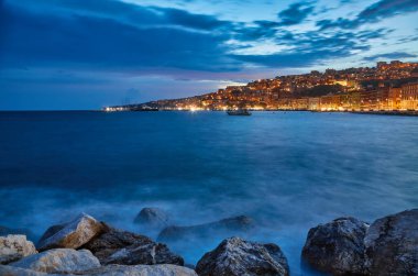 Geceleri Napoli'nin panoramik manzara manzarası, Campania, İtalya
