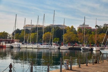 Napoli, İtalya - 24 Ekim 2019 Via Nazario Sauro, Campania, İtalya 'nın rıhtımındaki tekneler