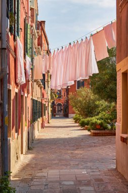 İtalya 'nın Burano adasındaki küçük, geleneksel ve renkli bir yerde çamaşır kurutmak için..