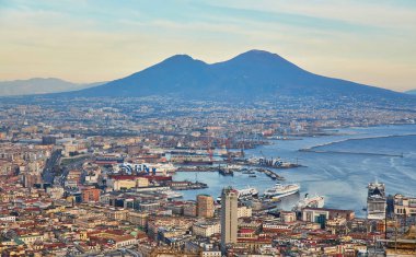 Napoli, İtalya - 24 Ekim 2019: Napoli ve Vezüv Panoraması, İtalya