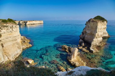 Popüler turistlerin gözde yaz manzarası Torre Sant 'Andrea. Adriyatik Denizi 'nin güzel sabah manzarası, Torre Sant' Andrea köyü konumu, Apulia bölgesi, İtalya, Avrupa.