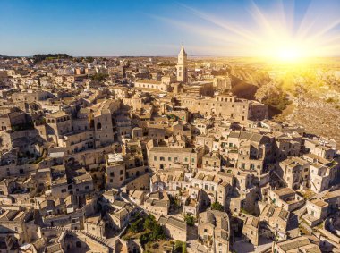 Ortaçağ şehri Matera Sassi di Matera 'nın güneşin doğuşunda güzel altın bir sabah ışığında havadan görünüşü. İtalya 'nın güneyindeki Basilicata' da Sassi di Matera 'nın kuşların bakış açısı ve bir Unesco dünya mirası..