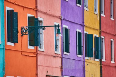 Burano Adası, Venedik, İtalya 'daki kanalın renkli evleri. Meşhur seyahat yeri.