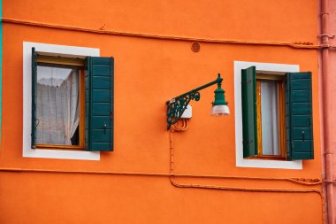 Burano adası, eski evin geleneksel renkli duvarı ve sokak lambası, mimari arka plan..