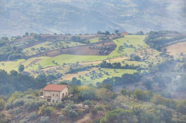 Buonalbergo, İtalya. Depremden sonra yeniden inşa edilen bir İtalyan köyüne yolculuk..