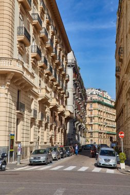 Napoli, İtalya - 24 Ekim 2019: Napoli, Campania, İtalya 'daki liman, sokak ve binalar da dahil olmak üzere büyüleyici şehir manzarası