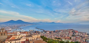 Napoli, İtalya: Şehrin panoramik manzarası ve Ufukta Vezüv Dağı ile Posilipo tepelerinden görüldüğü gibi liman manzarası. Şehir limanının deniz manzarası ve Tiren Denizi 'nin körfezi..