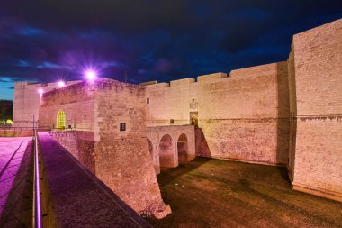 Barletta Kalesi 'nin güzel manzarası, Apulia, İtalya. Geniş açı. Panoramik pankart.