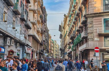 Napoli, İtalya - 24 Ekim 2019: Napoli 'deki tarihi merkezde dükkanları, kafesi ve hediyelik eşya dükkanları bulunan kalabalık bir cadde Via Toledo manzarası