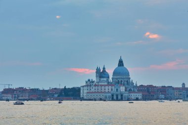 Venedik Panorama 'da Giudecca Adası, Madonna della Salute Kilisesi, Doge Sarayı, St. Marc Meydanı St. George' un çan kulesinden görüldü..