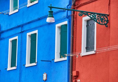 Burano adası, eski evlerin geleneksel renkli duvarları ve sokak lambası, mimari arka plan..