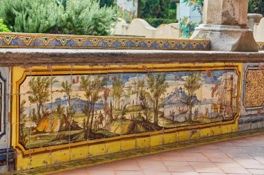 Napoli, İtalya - 25 Ekim 2019: Napoli, İtalya 'daki Aziz Claire Anıtsal Kompleksi' nin freskleri tarafından dekore edilen manastır salonu.