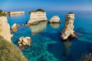 Puglia 'daki güzel deniz manzarası. İtalya. Torre di Sant Andrea - Otranto kasabası yakınlarında kaya oluşumlarıyla ünlü plaj