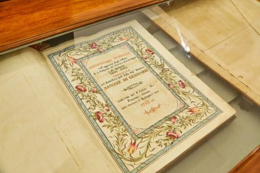 Napoli, İtalya - 25 Ekim 2019: Napoli, İtalya 'daki Aziz Claire Anıtsal Kompleksi' nin freskleri tarafından dekore edilen manastır salonu.