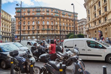 Napoli, İtalya - 25 Ekim 2019: Napoli, Campania, İtalya şehir merkezinde genel mimari ve sokak manzarası. Corso Umberto I ve Piazza Giovanni Bovio.