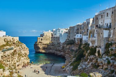 Polignano a Mare, İtalya. Adriyatik Denizi, Puglia 'daki Cala Paura plajı.