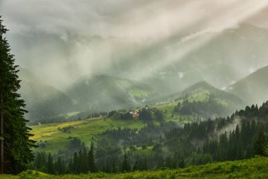 Sabah gökyüzü altında bulutlu görkemli dağlar. Fırtınadan önce bulutlu gökyüzü. Carpathian, Ukrayna, Avrupa.