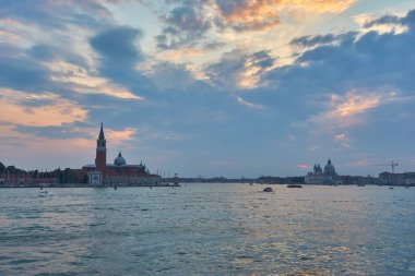 Doğal görünümü Giudecca Venedik, İtalya, St Mark'ın Mahallesi geceleri görüldüğü gibi Kanal Adası ve St George Kilisesi