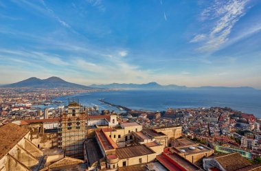 Napoli Panoraması, Napoli Körfezi 'ndeki liman manzarası ve Vezüv Dağı. Campania ili. İtalya.
