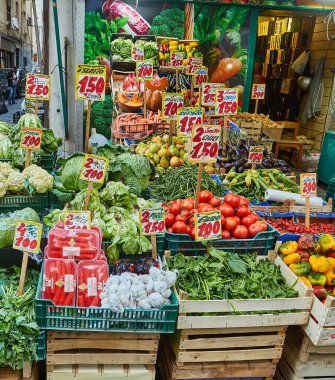 Napoli, İtalya - 25 Ekim 2019: Napoli, Catania bölgesi sokak pazarı.