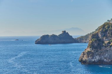 Tyrhenian Denizi kıyısındaki Rocky Cliffs ve Mountain Peyzajı. Amalfi Sahili, İtalya. Doğa Arkaplanı.