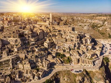 Yukarıdan bakıldığında, Matera 'nın güzel bir gündoğumu sırasında gökyüzünün çarpıcı görüntüsü. Matera, İtalya 'nın güneyindeki Basilicata bölgesinde kayalık bir çıkıntı üzerine kurulmuş bir şehirdir..