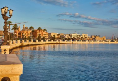 Bari 'nin panoramik manzarası, Güney İtalya, Puglia bölgesi, Apulia kıyısı alacakaranlıkta. Arka planda San Nicola Bazilikası.