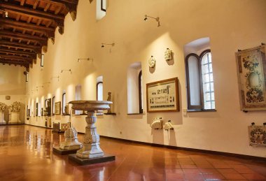 Napoli, İtalya - 25 Ekim 2019: Napoli, İtalya 'daki Aziz Claire Anıtsal Kompleksi' nin freskleri tarafından dekore edilen manastır salonu.