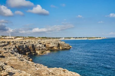 Polignano ve Mare denizden görüldü. Kayalıklar ve mağaralar