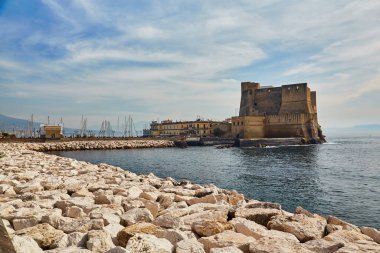 Castel dell 'Ovo, Yumurta Kalesi Napoli Körfezi, İtalya' da bir ortaçağ kalesi..