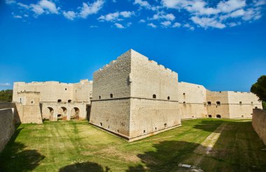 Trani 'deki San Nicola Pellegrino' nun güzel Roma Katedrali Bazilikası. Kireç taşından yapılmış, pembe ve beyaz. Çan kulesinin altında sivri bir kemer. Puglia, Bari, Barletta 'da
