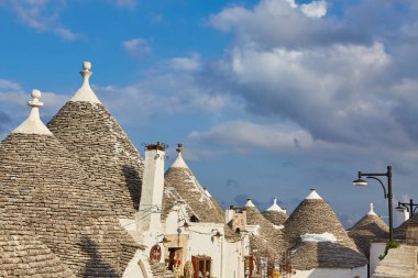 Geleneksel Trulli evleri Alberobello şehrinde, Apulia, İtalya
