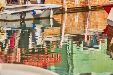 Burano adası kanalı yansıması, renkli evler ve tekneler, Venedik lagünü
