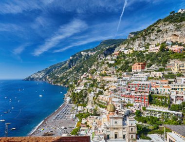 Positano 'nun panoramik manzarası. Rahat plajları ve İtalya' nın Campania kentindeki Amalfi Sahili 'ndeki mavi deniz manzarası. Amalfi kıyıları Avrupa 'da popüler seyahat ve tatil beldesidir..