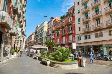 Napoli, İtalya - 25 Ekim 2019: İtalya 'nın Napoli, İtalya' nın tarihi merkezinde İtalyan bayrakları ve bir sürü motosiklet ve scooterlı klasik romantik küçük cadde