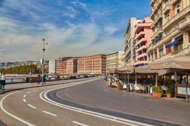 Napoli, İtalya - 24 Ekim 2019: Sokaktaki arabalar ve Napoli setin yanındaki antik kırmızı bina. Campania, İtalya.