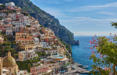 Positano 'nun panoramik manzarası. Rahat plajları ve İtalya' nın Campania kentindeki Amalfi Sahili 'ndeki mavi deniz manzarası. Amalfi kıyıları Avrupa 'da popüler seyahat ve tatil beldesidir..