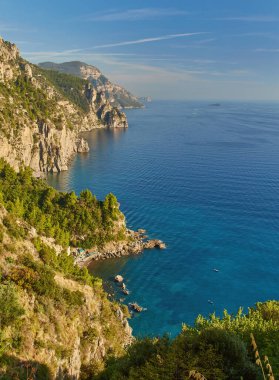 Tyrhenian Denizi kıyısındaki Rocky Cliffs ve Mountain Peyzajı. Amalfi Sahili, İtalya. Doğa Arkaplanı.