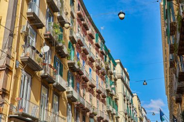 Napoli, İtalya 'nın tarihi merkezinde klasik bir binanın cephesi