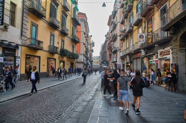 Napoli, İtalya - 24 Ekim 2019: Napoli 'deki tarihi merkezde dükkanları, kafesi ve hediyelik eşya dükkanları bulunan kalabalık bir cadde Via Toledo manzarası
