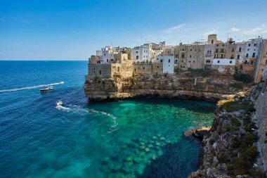 Polignano a Mare, İtalya. Adriyatik Denizi, Puglia 'daki Cala Paura plajı.