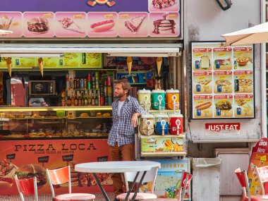 Napoli, İtalya - 25 Ekim 2019: Napoli, İtalya 'nın tarihi merkezinde geleneksel mimarisi olan sokak kenarı kafe