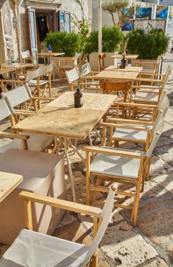 Sokak Kafe 'si. Masa ve sandalyeler kaldırıma. Resmi kapat.